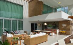 Salon, salle à manger et cuisine d’été – ouvertes et conviviaux près de la piscine piscine terrasse vacances maison secondaire sur la côte