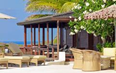 Un emplacement privilégié de la villa de vacances avec vue sur la mer et accès à la plage terrasse design luxe villa sur plage