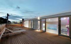 La terrasse sur le toit pour profiter du soleil est à meubler dans un style correspondant à celui du loft terrasse deck bois lattes aménagement sur le toit