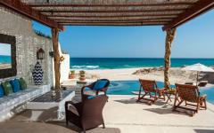 accès sur la plage exotique depuis la cour de la villa