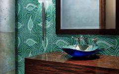 Carrelage mosaïque en verre très original qui donne du peps aux toilettes du rez-de-chaussée toilettes aménagées mosaïque murale verte