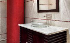 On retrouve de la mosaïque rouge cette fois-ci en frise et en rappel au sol, mariée au marbre blanc toilettes design intérieur idée aménagement