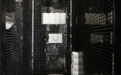 Toilettes au design moderne noir et blanc à la déco créative toilettes en noir original design