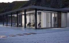 Cette belle demeure se distingue par son architecture simple et ses lignes épurées façade vitrée villa maison secondaire mer