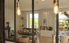 Une excellente idée pour une rénovation intérieure moderne : la verrière verriere luminaire chic style industriel appartement familial refait