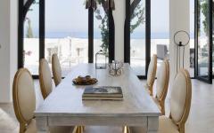 La salle à manger avec une table pour huit sur un fond de paysage paradisiaque salle à manger avec vue sur la mer