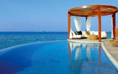 piscine avec vue sur l'eau turquoise