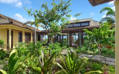 extérieur luxuriant verdoyant villa