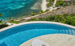 terrasse piscine vue sur la mer turquoise