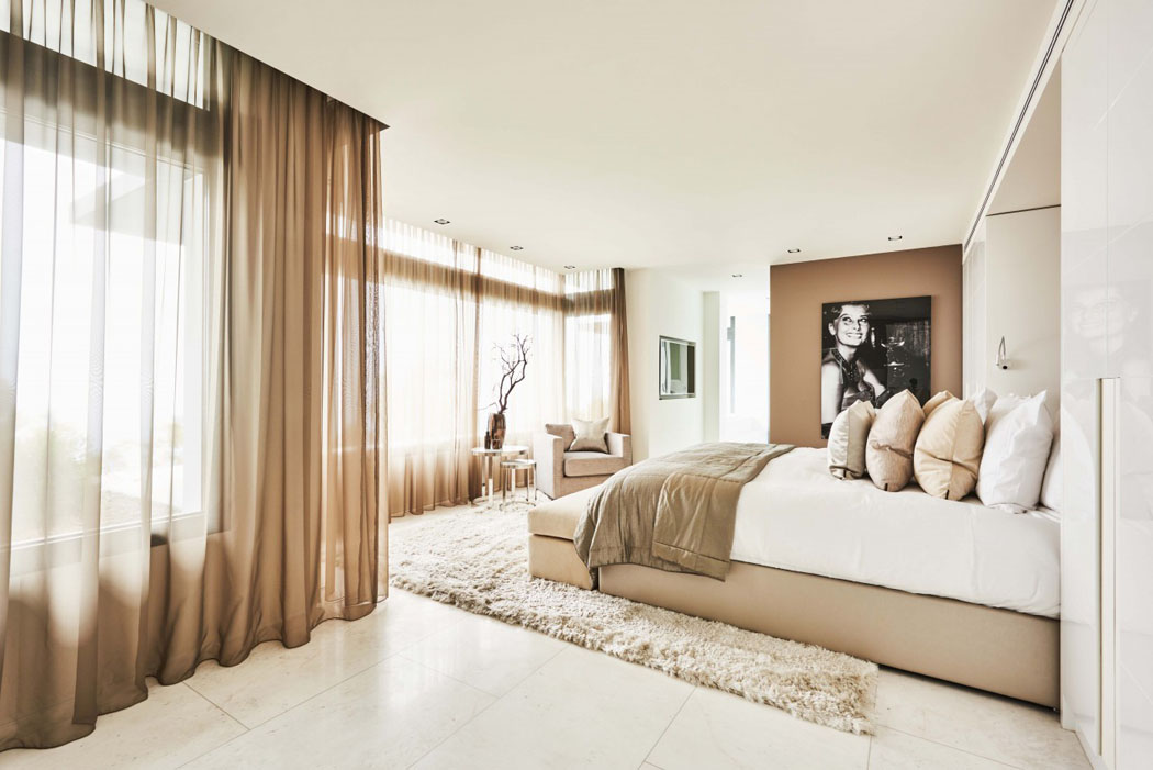 Tous les espaces intérieurs y compris les chambres sont baignés par la lumière naturelle du soleil chaleureux chambre suite des maitres avec vue