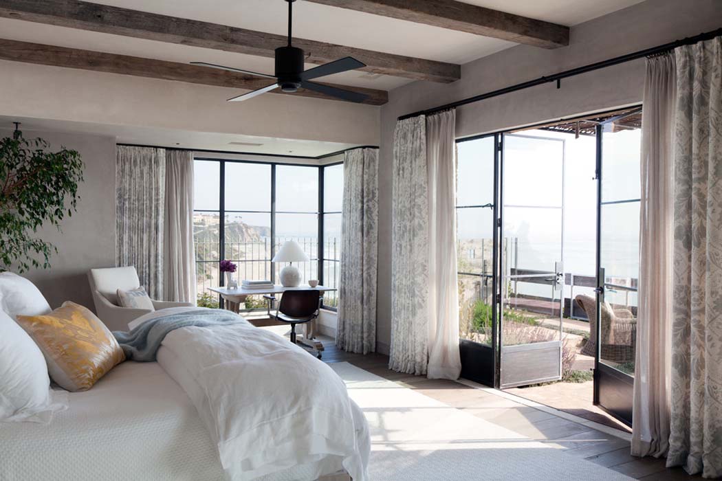 La suite des parents avec son propre balcon et vue panoramique sur la plage vue sur plage depuis chambre parentale villa de vacances