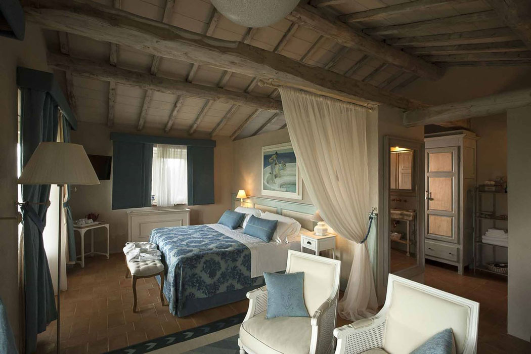 Les suites de l’hôtel sont différentes mais toutes meublées avec beaucoup d’élégance belle suite luxe hôtel toscane
