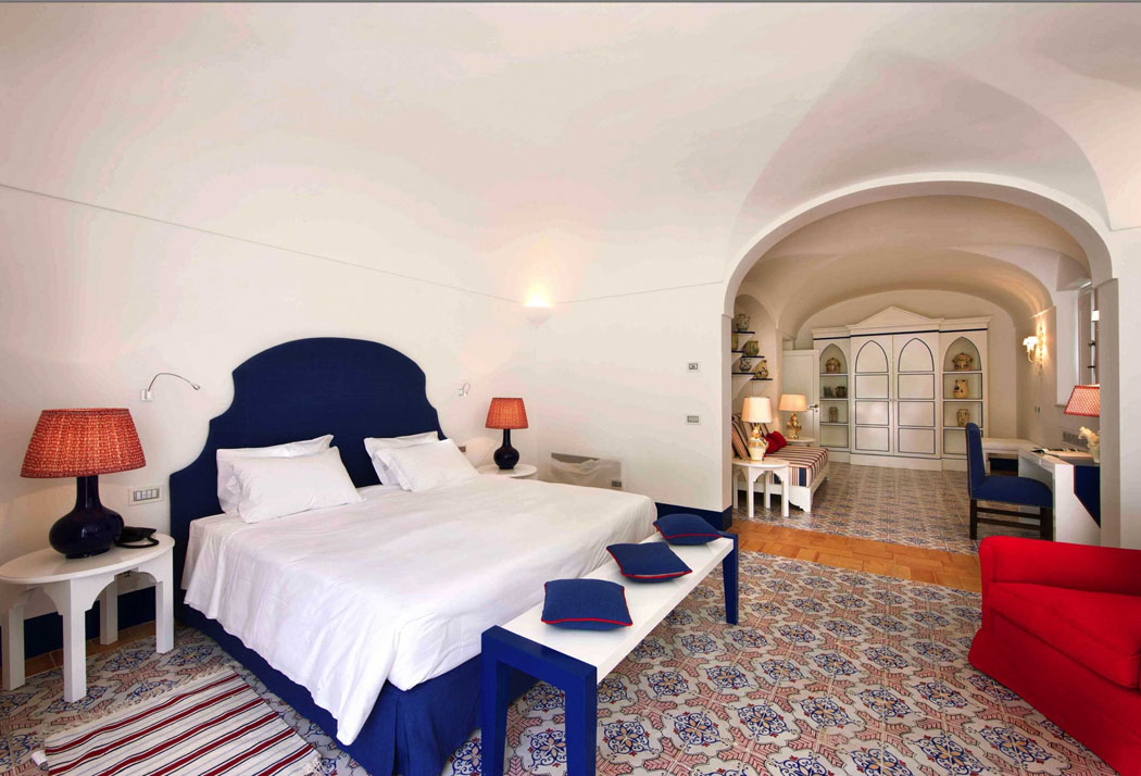 Des grandes suites avec leurs propres salons et mobilier de luxe pour un séjour inoubliable intérieur luxe villa de vacances à louer