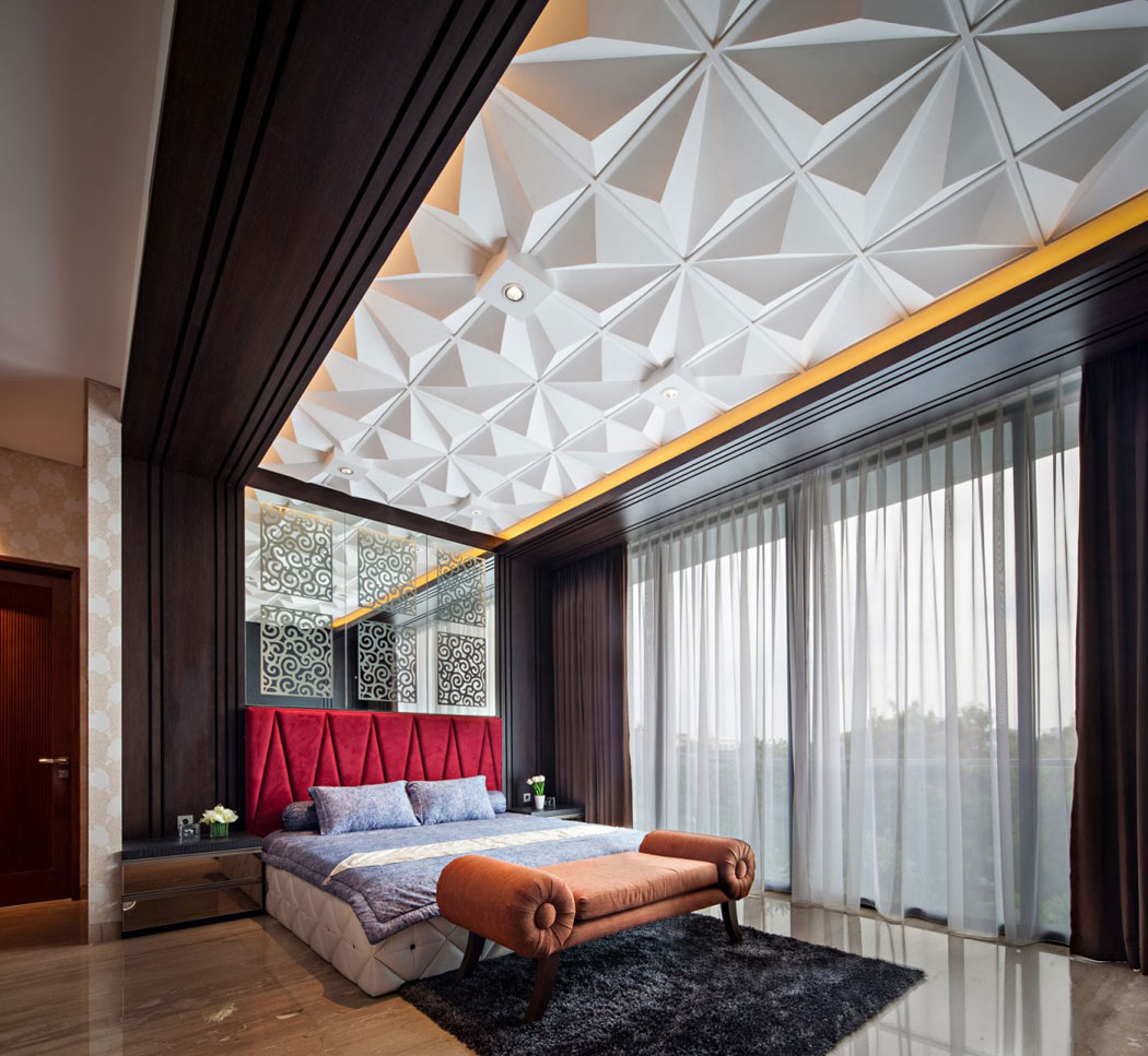 Suite parentale avec grand mur de verre offrant une vue sur les alentours de banlieue chic suite des parents spacieuse design créatif élégant
