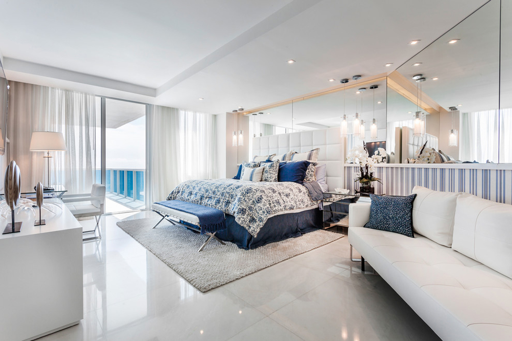 Chambre des propriétaires avec vue et balcon