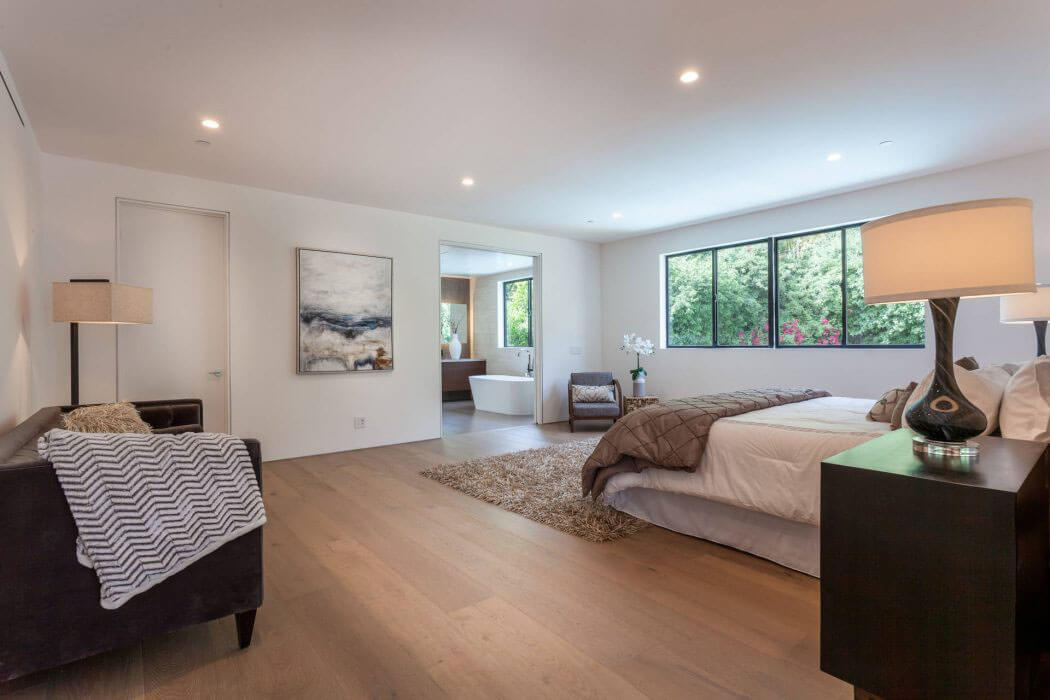 La suite parentale, spacieuse et claire avec sa grande salle de bains privative chambre à coucher familiale maison neuve luxe d'architecte