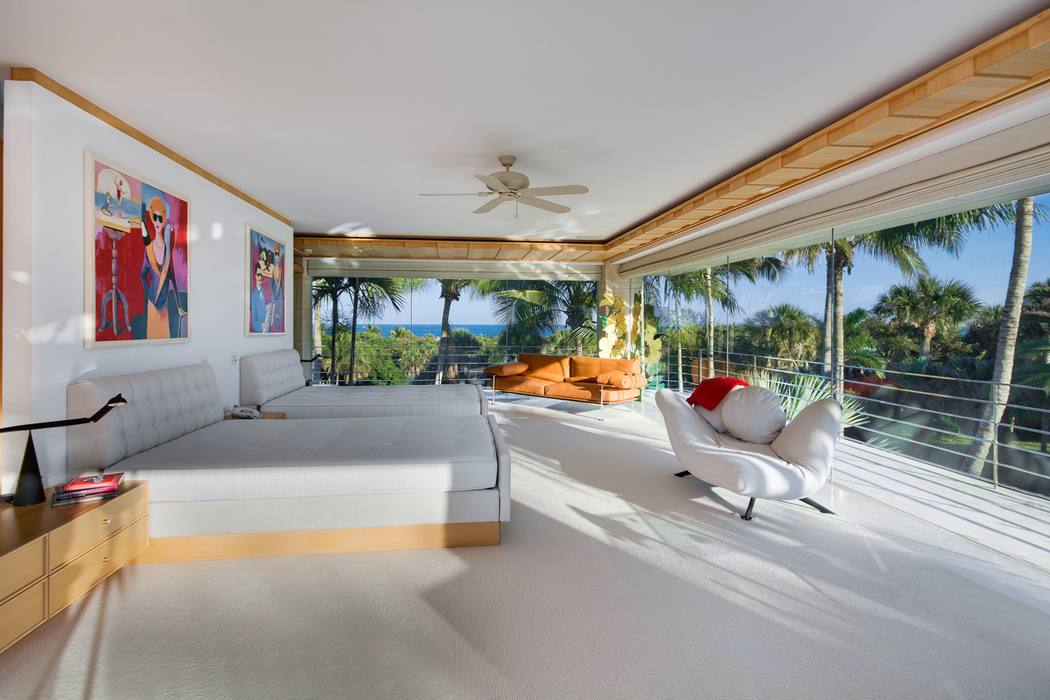 Magnifique suite aux grands lits séparés offrant une vue panoramique sur les environs belle chambre avec vue sur palmiers et mer