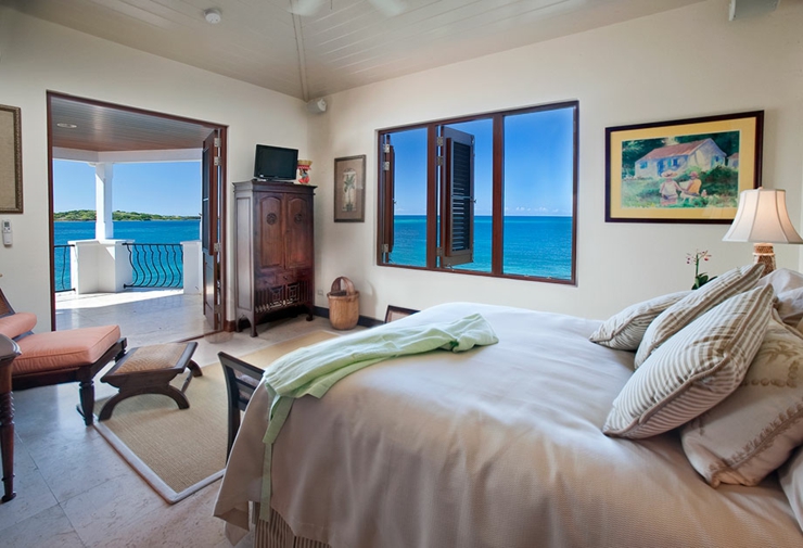 Une des deux suites avec vue panoramique sur l’eau chambre suite villa de vacances