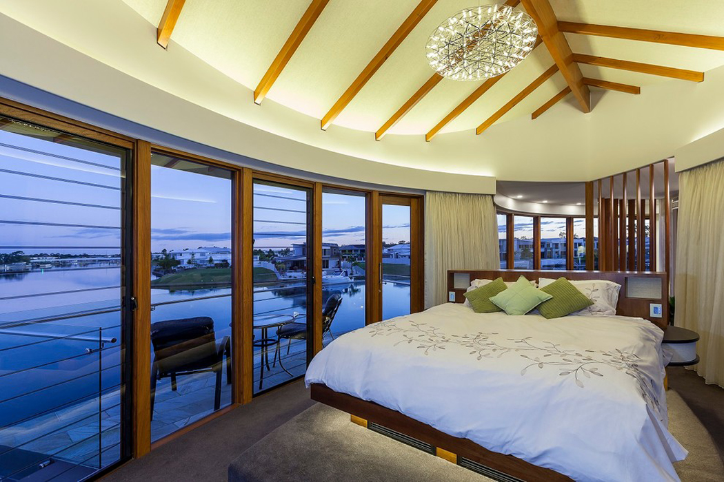 La suite des maitres avec un plafond aux poutres apparentes en forme de barque Chambre principale vue sur la mer