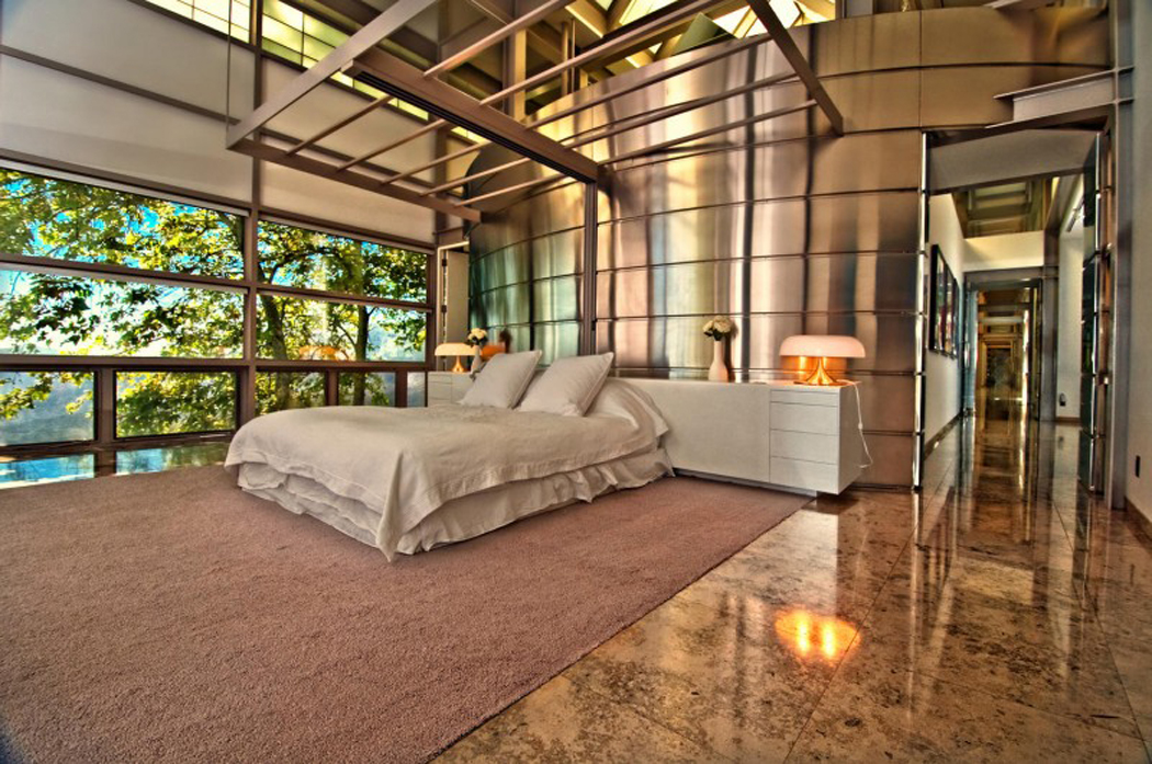 La suite des maitres de cette belle maison contemporaine dans un style futuriste Chambre des parents maison contemporaine de luxe
