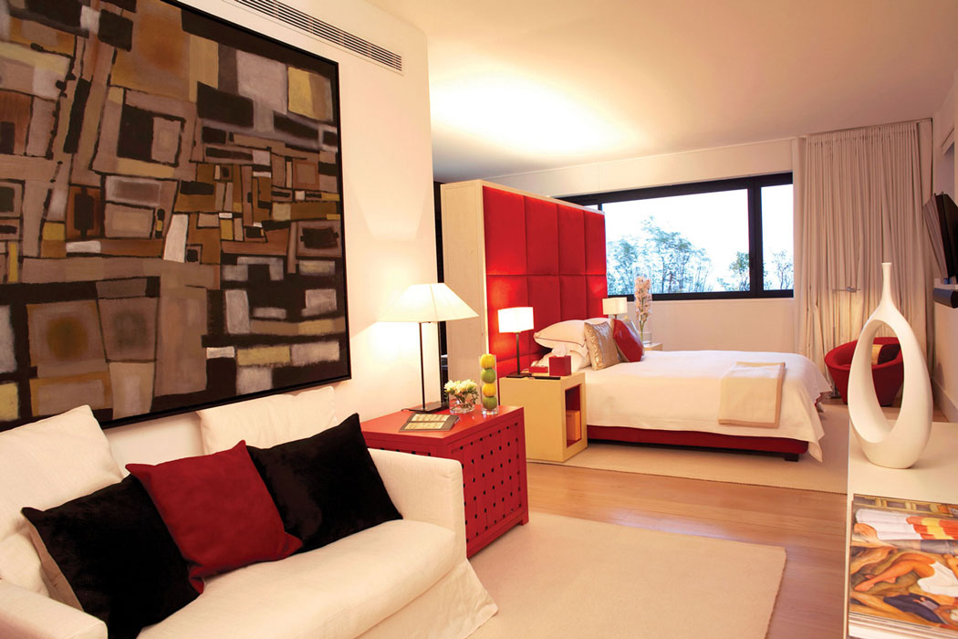 La grande suite principale décorée en beige crème & rouge possède en plus un petit salon privé grande suite principale villa de prestige à louer sud de France