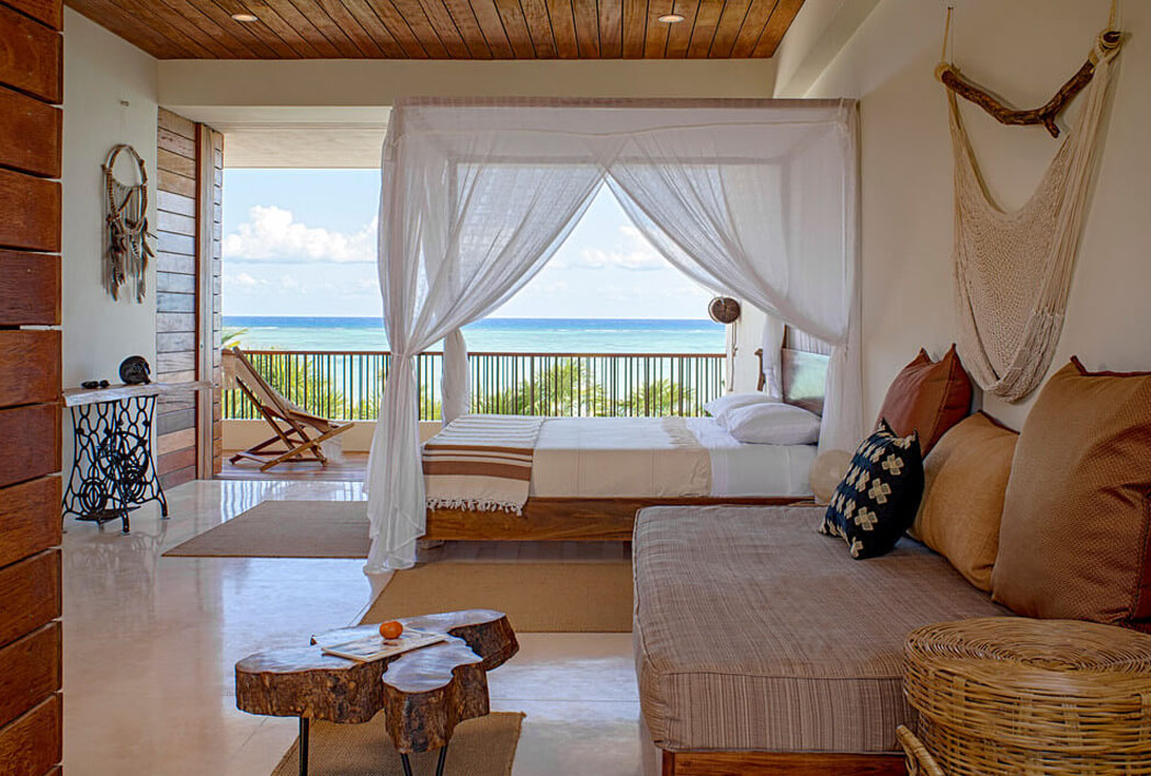 Spacieuse suite des maitres avec petit salon et accès au balcon filant chambre de luxe villa de vacances avec vue