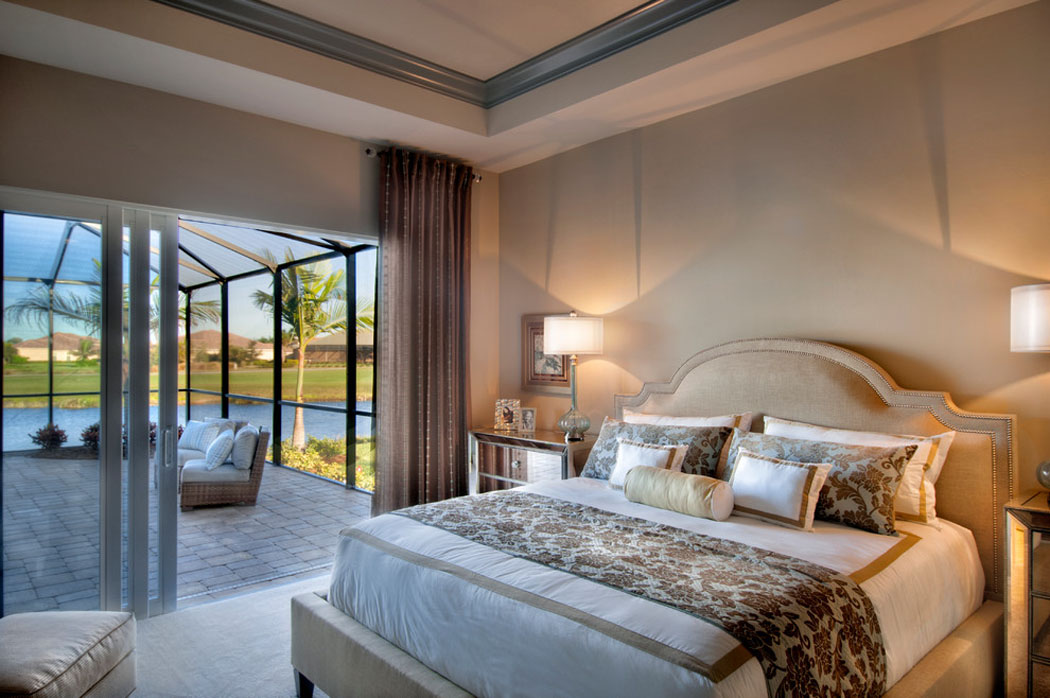 Suite des maitres vaste et spacieuse donnant sur la piscine intérieure et la terrasse belle suite des maitres villa de luxe
