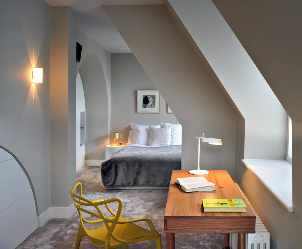 Au premier niveau se trouvent deux spacieuses et agréables chambres avec coin bureau suite disposition en longueur avec bureau