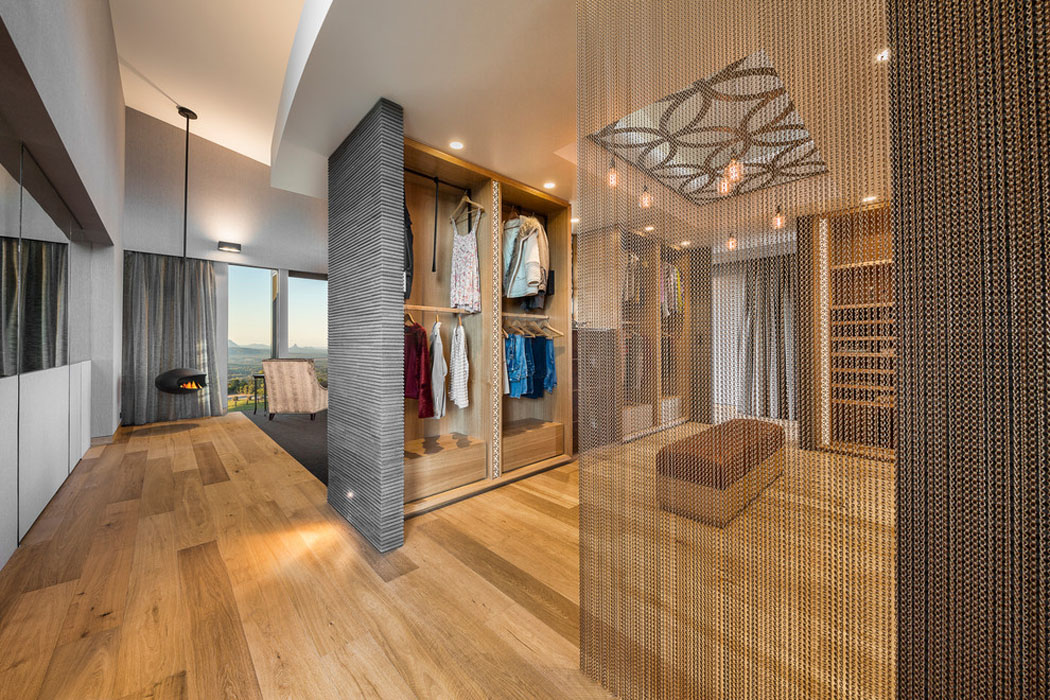 Le dressing de la chambre offre de l’espace et des aménagements utiles déco design dressing de luxe maison de campagne prestige