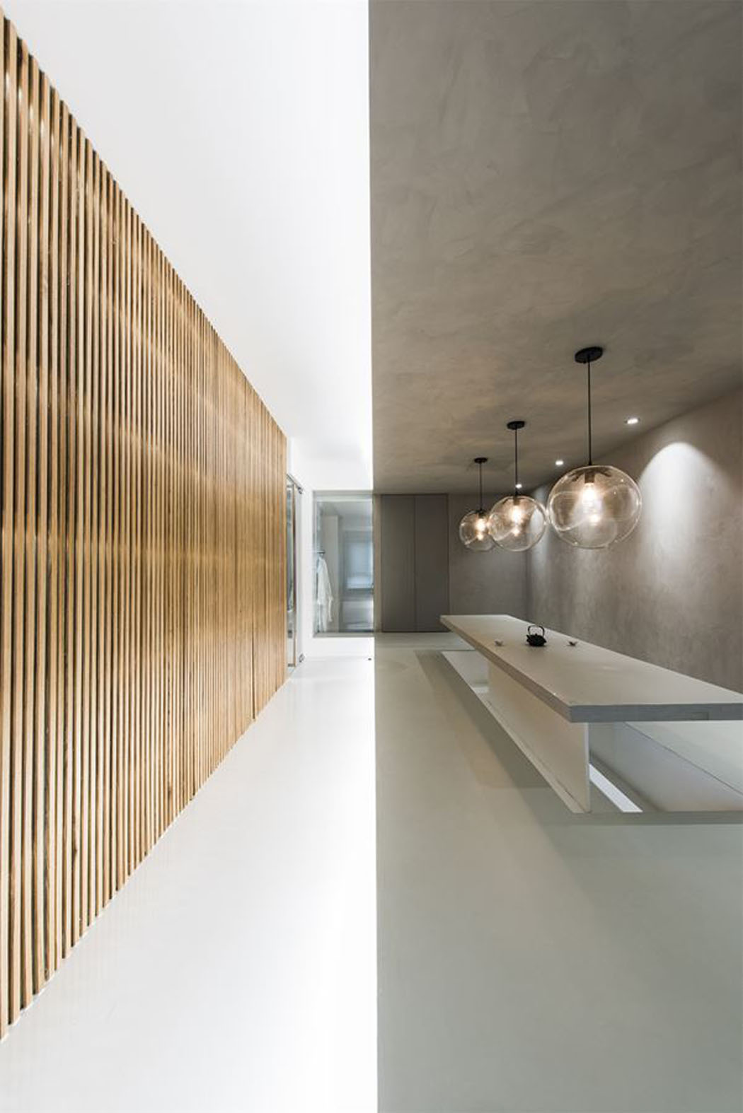 L’espace « thé » modernisé avec une longue table en béton revêt d’une grande importance dans la tradition asiatique tea room maison asiatique design minimaliste