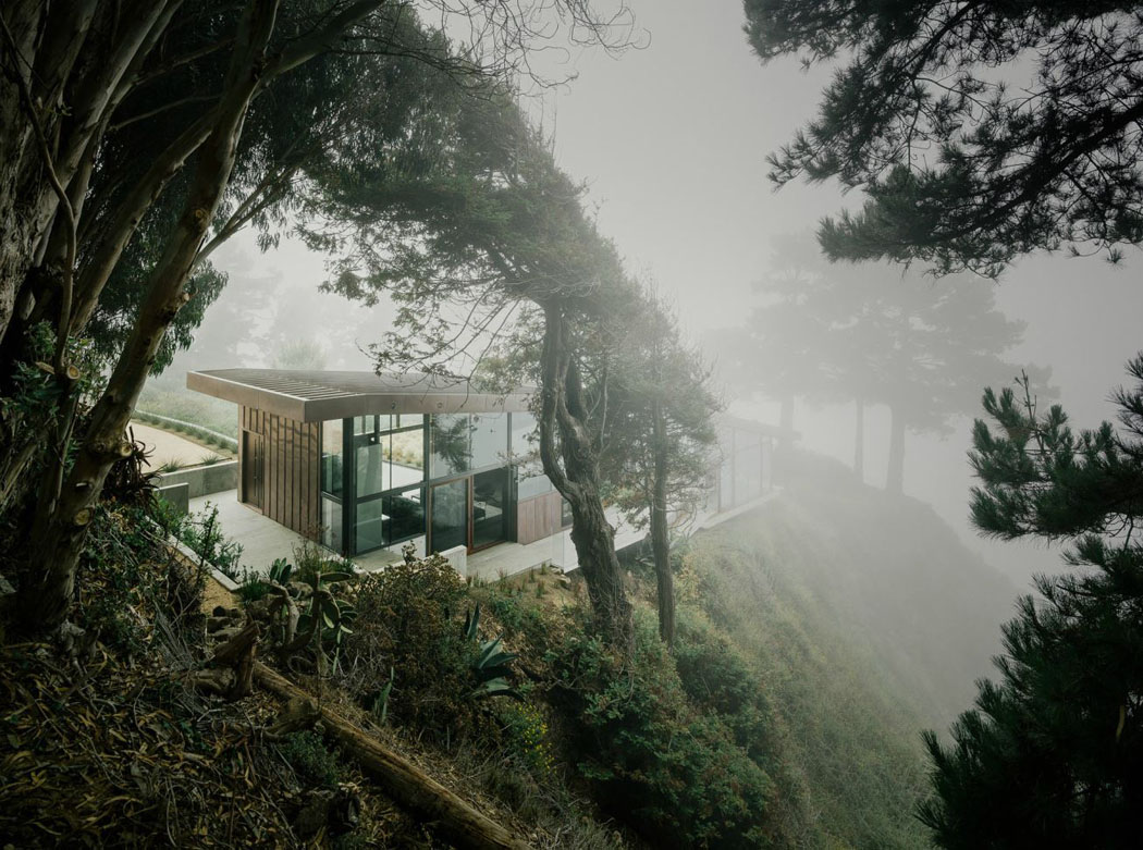 Maison contemporaine bâtie sur un terrain en pente dans un cadre verdoyant presque magique belle demeure architecture moderne avec vue