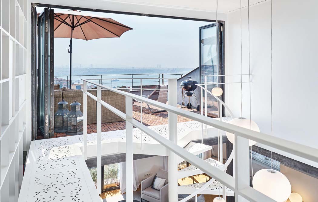L’escalier en colimaçon mène à une jolie terrasse avec vue imprenable sur le Bosphore terrasse sur le toit appartement citadin avec vue