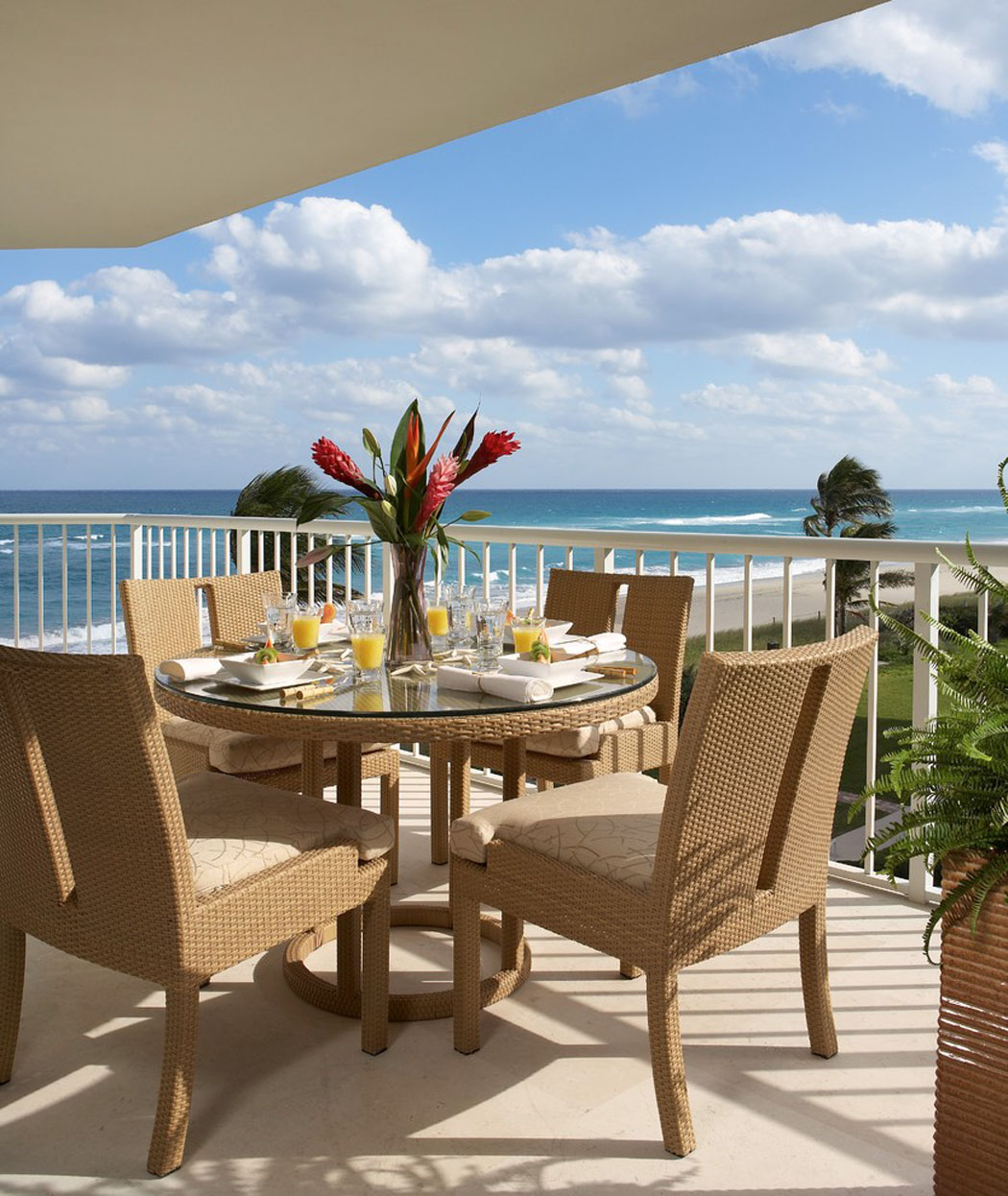 La terrasse de ce bel appartement de vacances représente un lieu sympa pour déjeuner terrasse balcon face à la mer