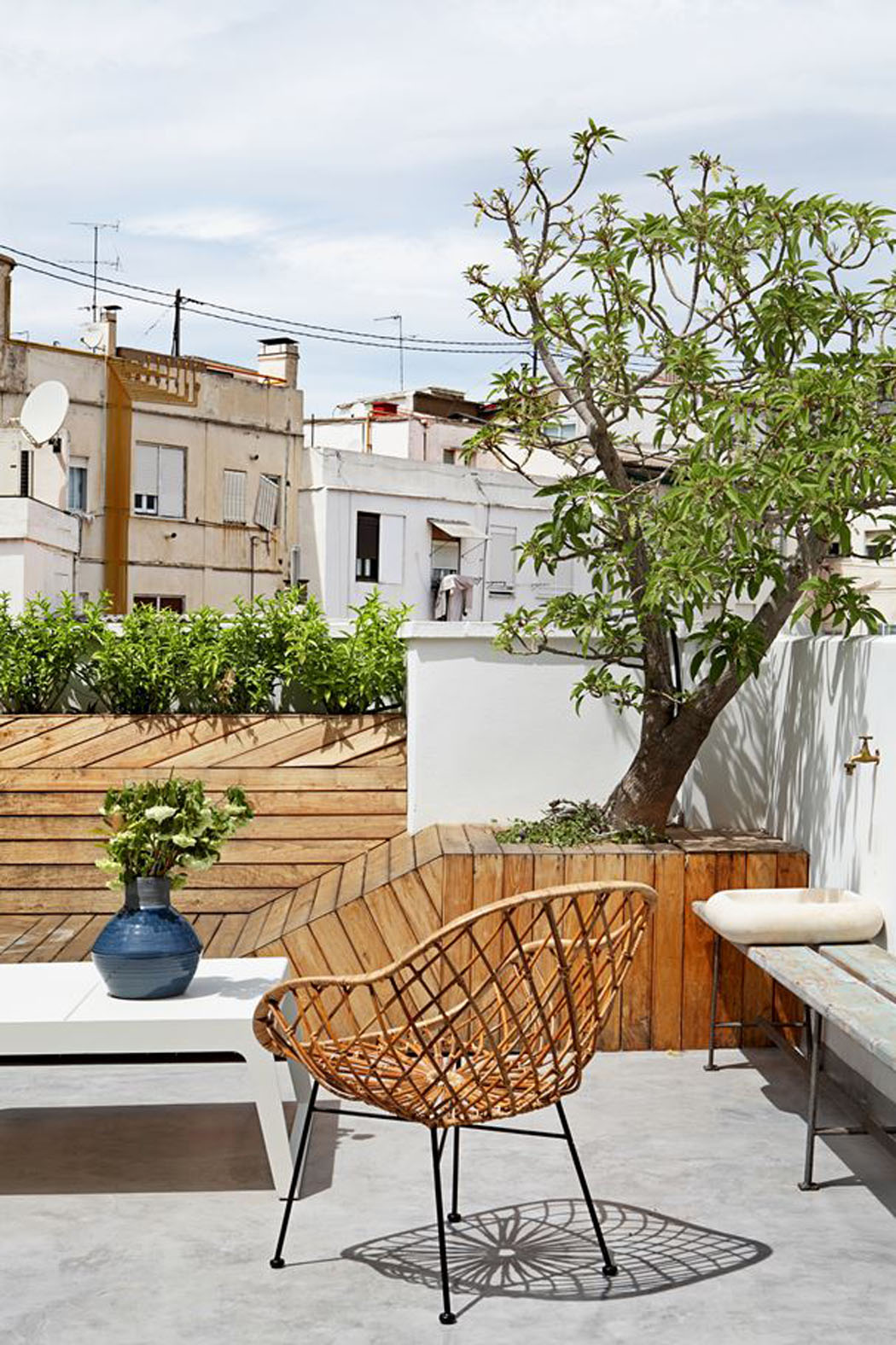 Une des deux terrasses qui ajoutent une touche agréable à ce petit appartement moderne partie outdoor appartement citadin moderne luxe