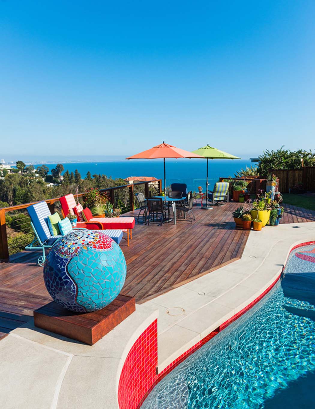 Construite sur une colline avec vue dégagée sur l’océan, cette demeure possède de nombreux atouts extérieur outdoor piscine avec vue