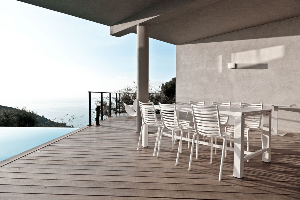 Terrasse couverte à côté de la piscine pour admirer la mer et prendre un repas en famille terrasse salle à manger extérieure monaco villa de luxe