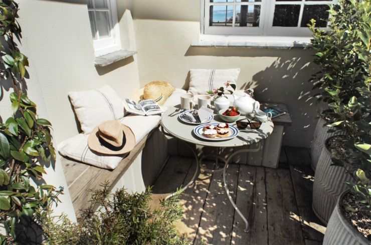 Petite terrasse pour des repas agréable face à la mer terrasse cottage anglais côtier