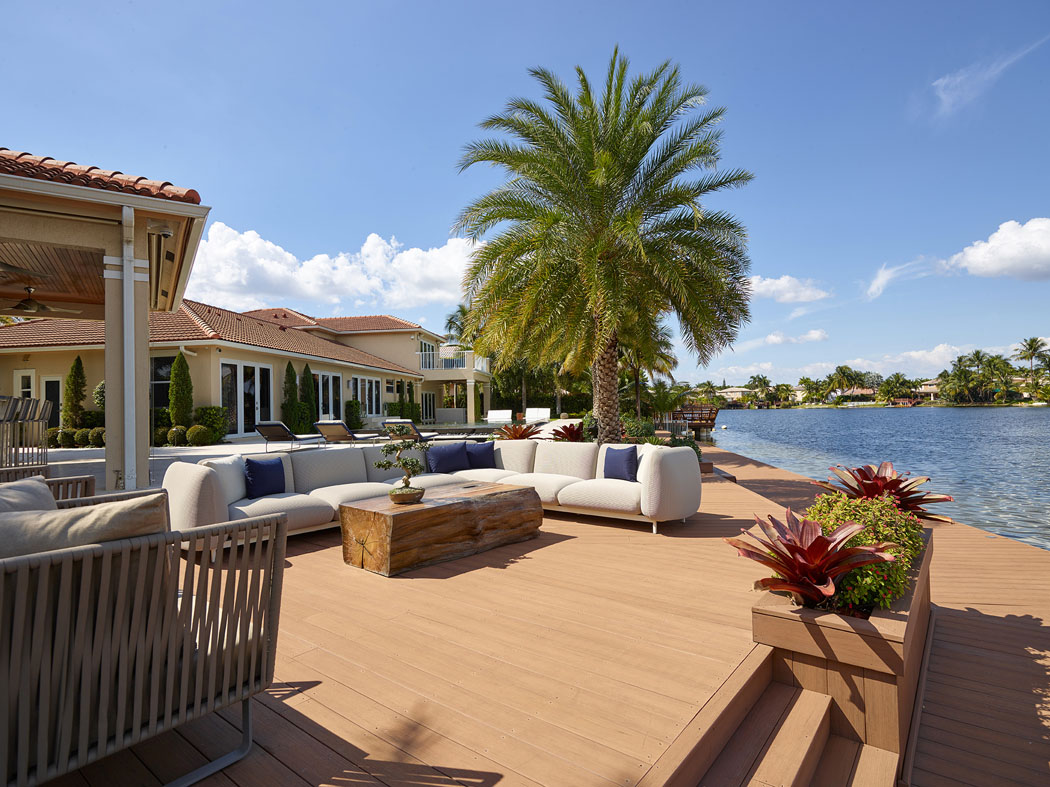 La terrasse en bois exotique dévoilant un panorama en première ligne sur l’eau vacances exotiques Floride maison de luxe