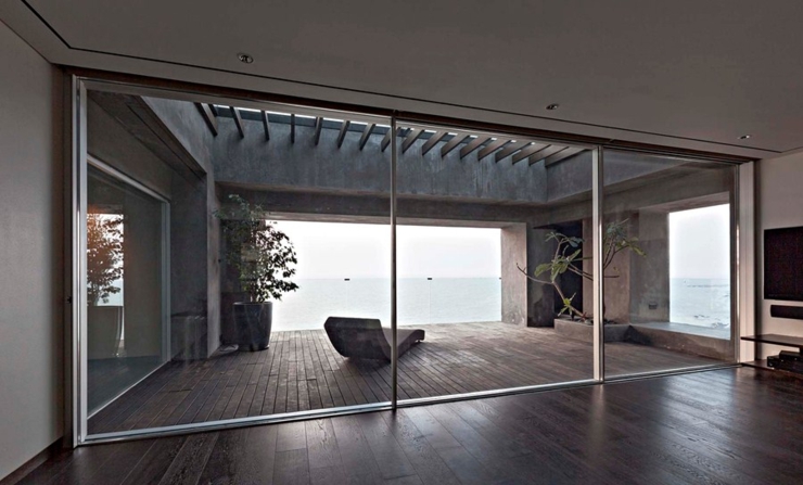 La vue depuis le lit de cet appartement en duplex terrasse en bois chambre vue sur la mer