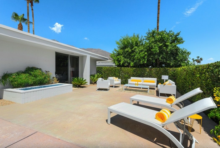 Chaises longues et végétation verdoyantes pour se reposer terrasse bain de soleil super