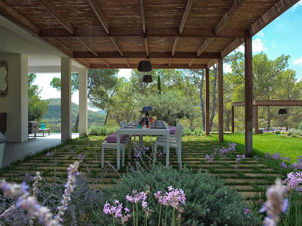 Les espaces extérieurs soignés de cette villa de rêve constituent un plus inestimable pergola salle à manger dehors outdoor villa de vacances luxe