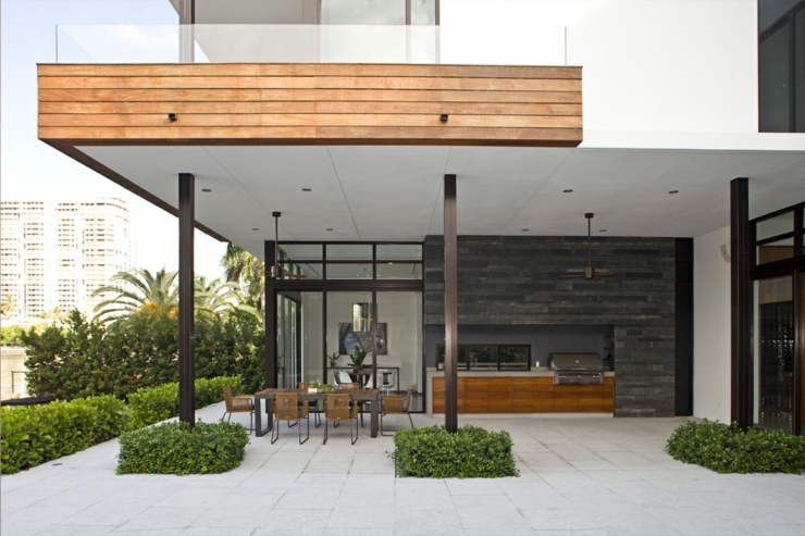 Une partie de la terrasse qui est couverte belle maison architecte contemporaine