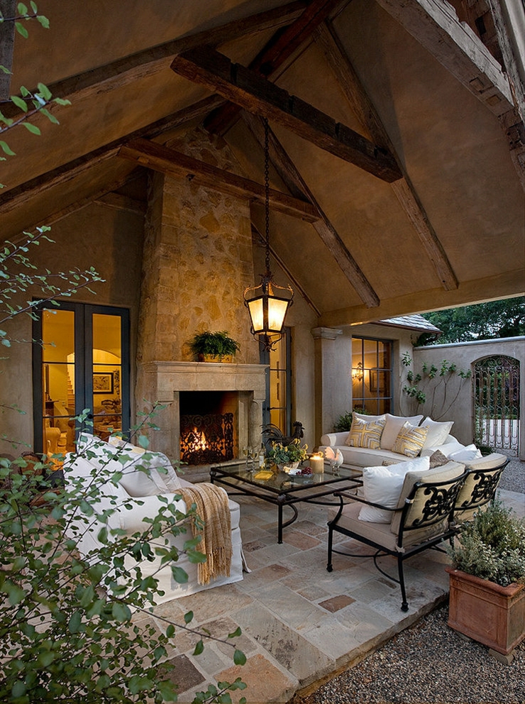 Mobilier extérieur en fer forgé pour une ambiance outdoor unique terrasse couverte poutres apparentes maison rustique