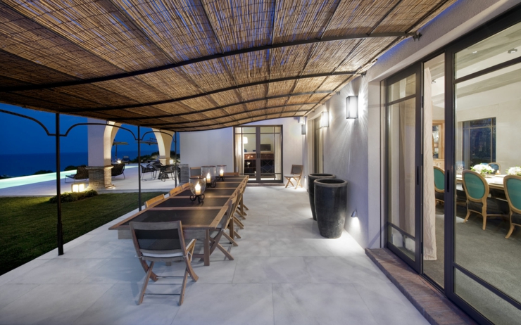 Terrasse couverte de la villa de luxe Saint Tropez patio couvert villa de luxe vacances côte d'Azur