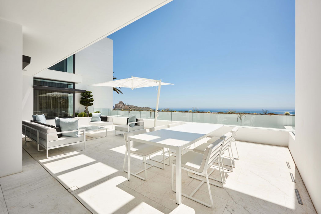 Parfait endroit ombragé pour partager un repas en plein air, se relaxer ou se baigner terrasse avec piscine et vue sur la mer