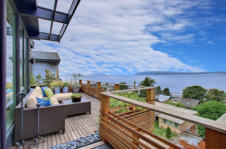 Belle terrasse en bois avec une vue sur la rivière belle terrasse maison avec vue splendide