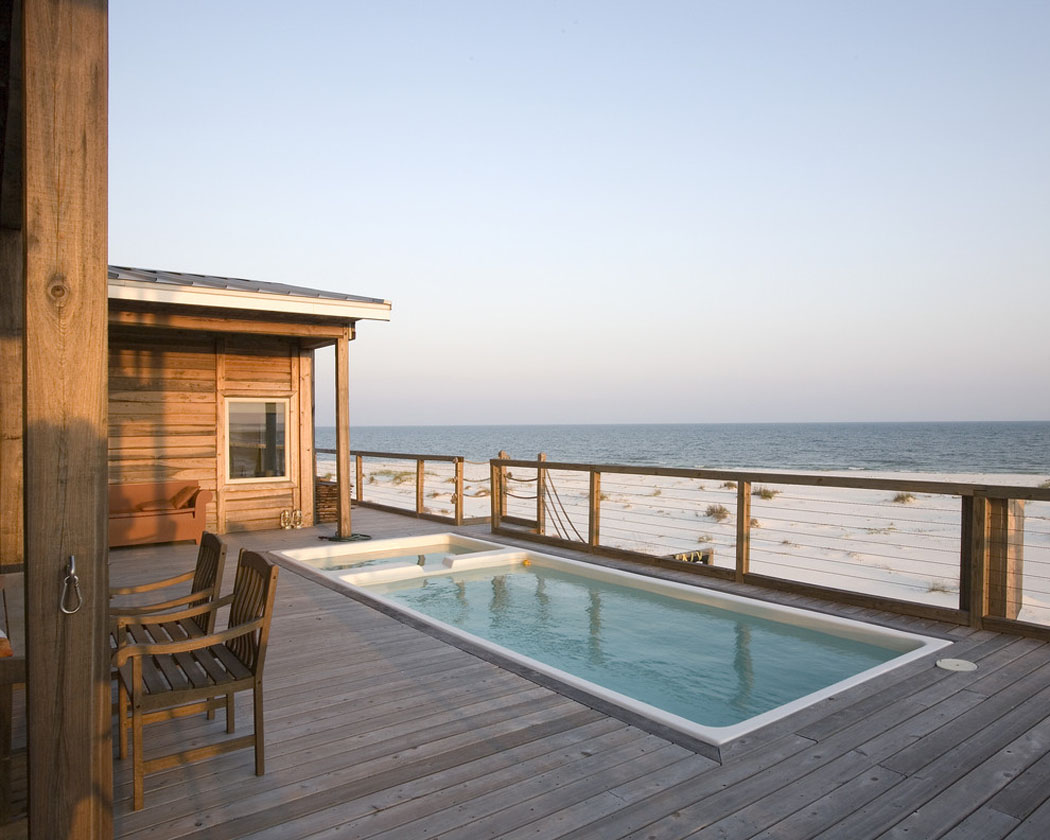La terrasse offre une vue imprenable sur la plage et la mer situées à deux pas de la villa terrasse en bois piscine petite au jacuzzi