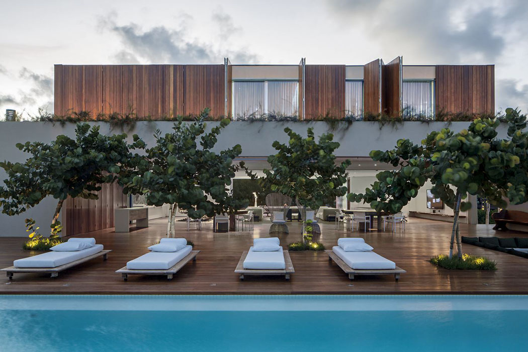 piscine extérieure luxe terrasse en bois