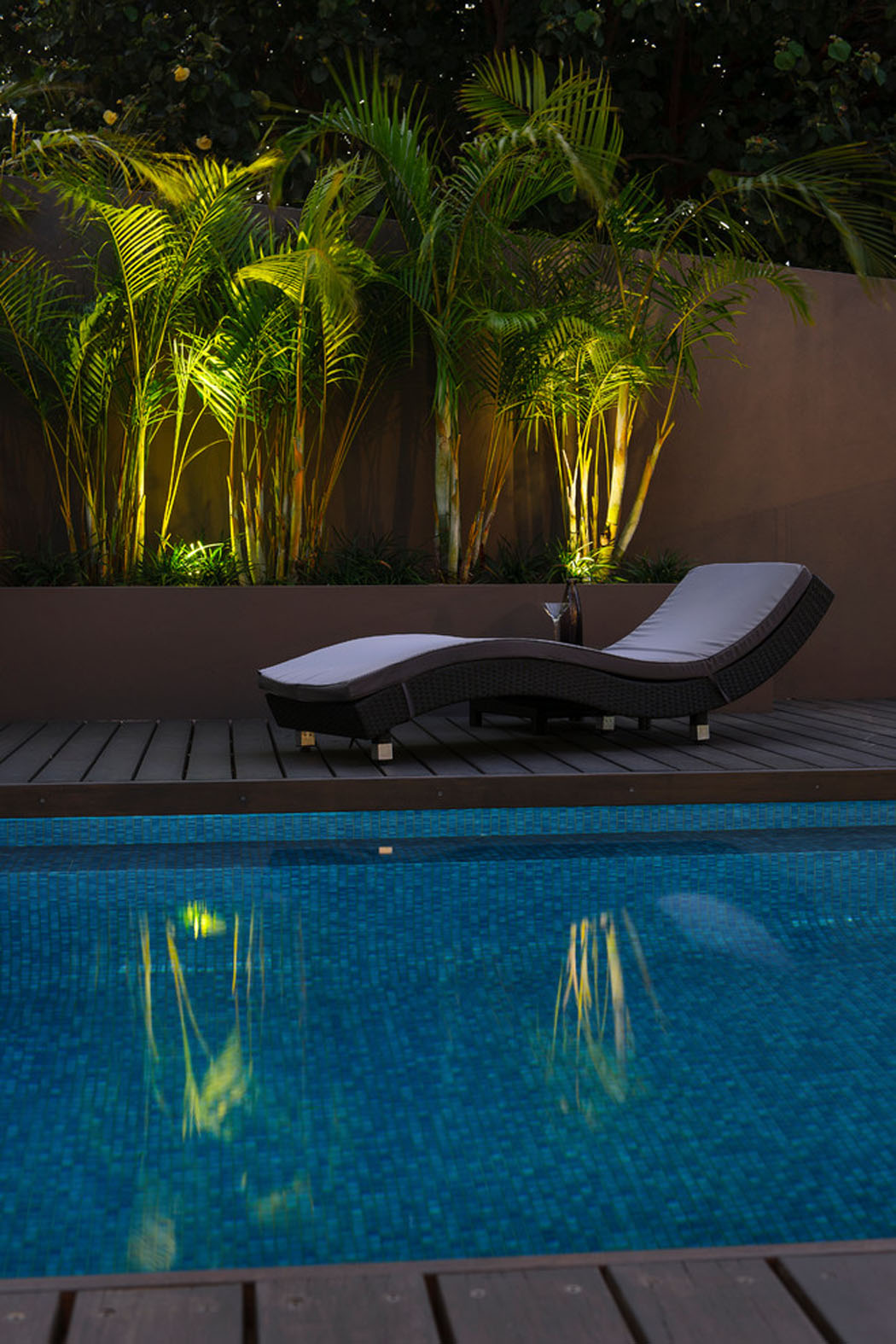 Belle terrasse en bois autour de la grande piscine représentant la cerise sur le gâteau terrasse piscine outdoor luxe en bois