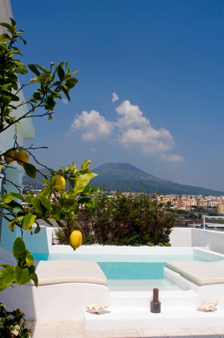 Vue magnifique sur la mer et la ville d’Ercolano toute proche belle villa de reve luxueuse